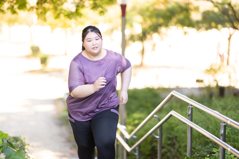 ジョギングする女性