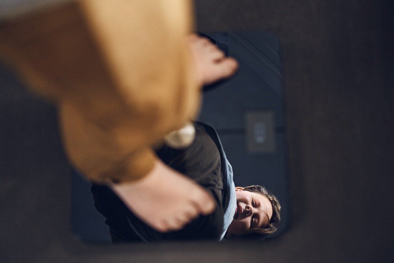 体重計に乗る女性