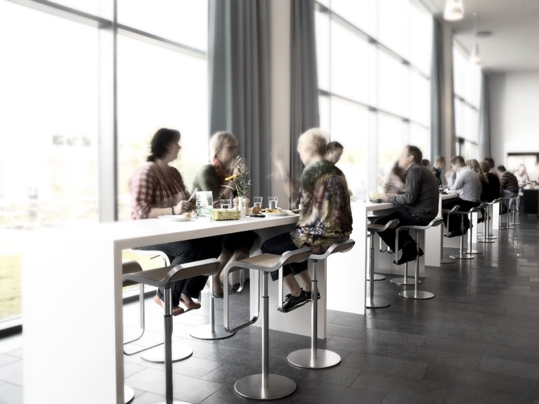 食堂で食事を摂る人々