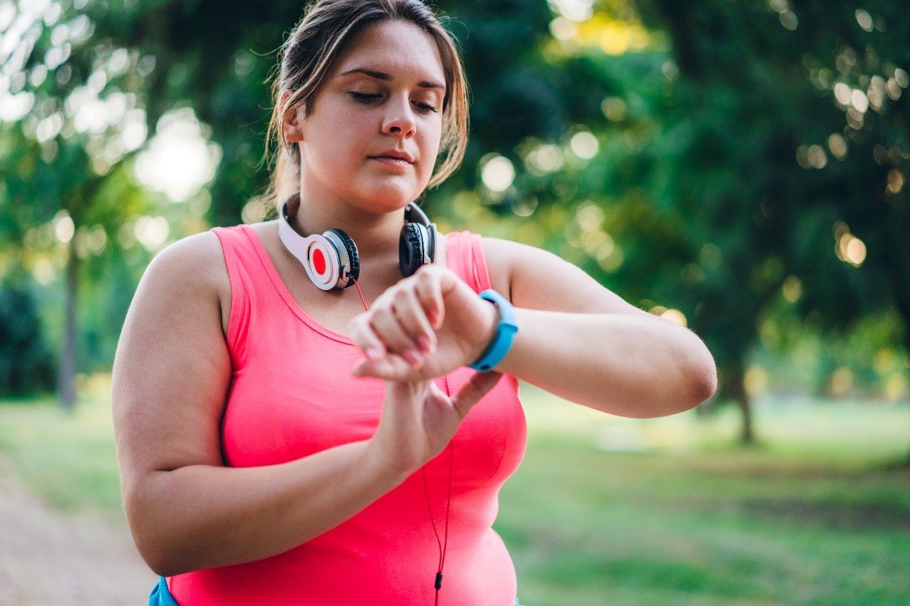 ランニングで時間を確認する女性
